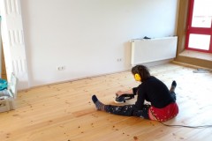 Dielen polieren im Strohbau